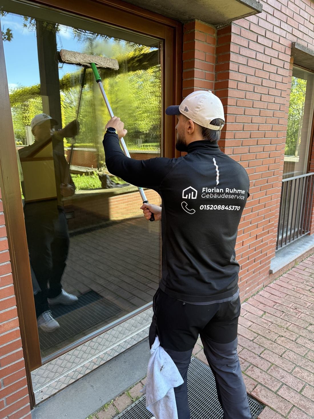 Florian Ruhmer bei der Fensterreinigung mit Profi-Werkzeug in Berlin-Spandau